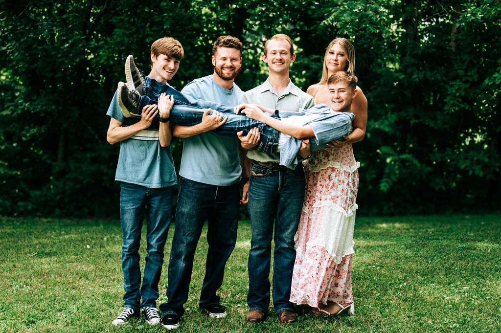 Cousins posing during an extended family session in Brunswick, Mo.
