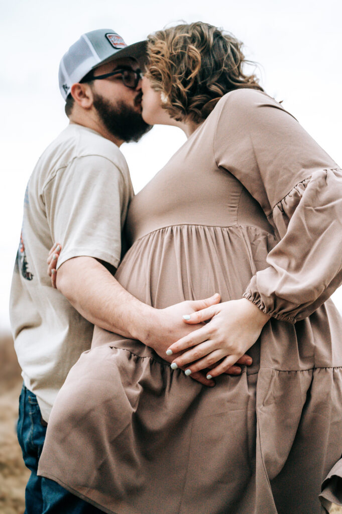 Natural pregnancy portrait by Mid Missouri maternity photographer